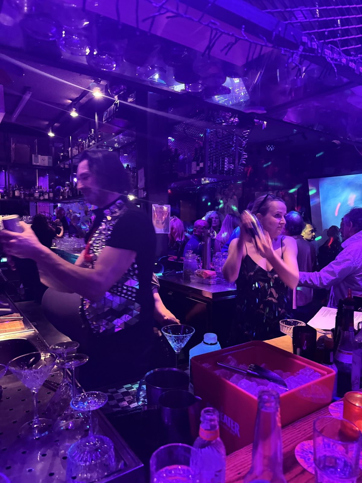 De bar in paars licht