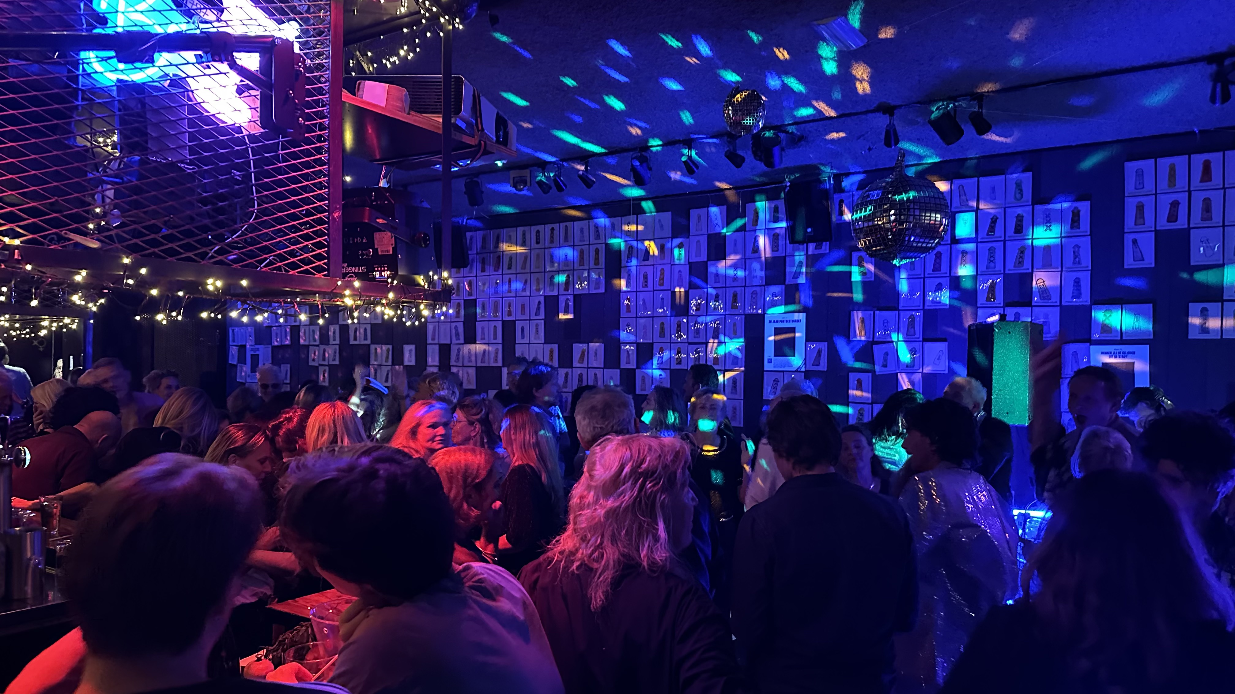 Feest onder blauwe spots