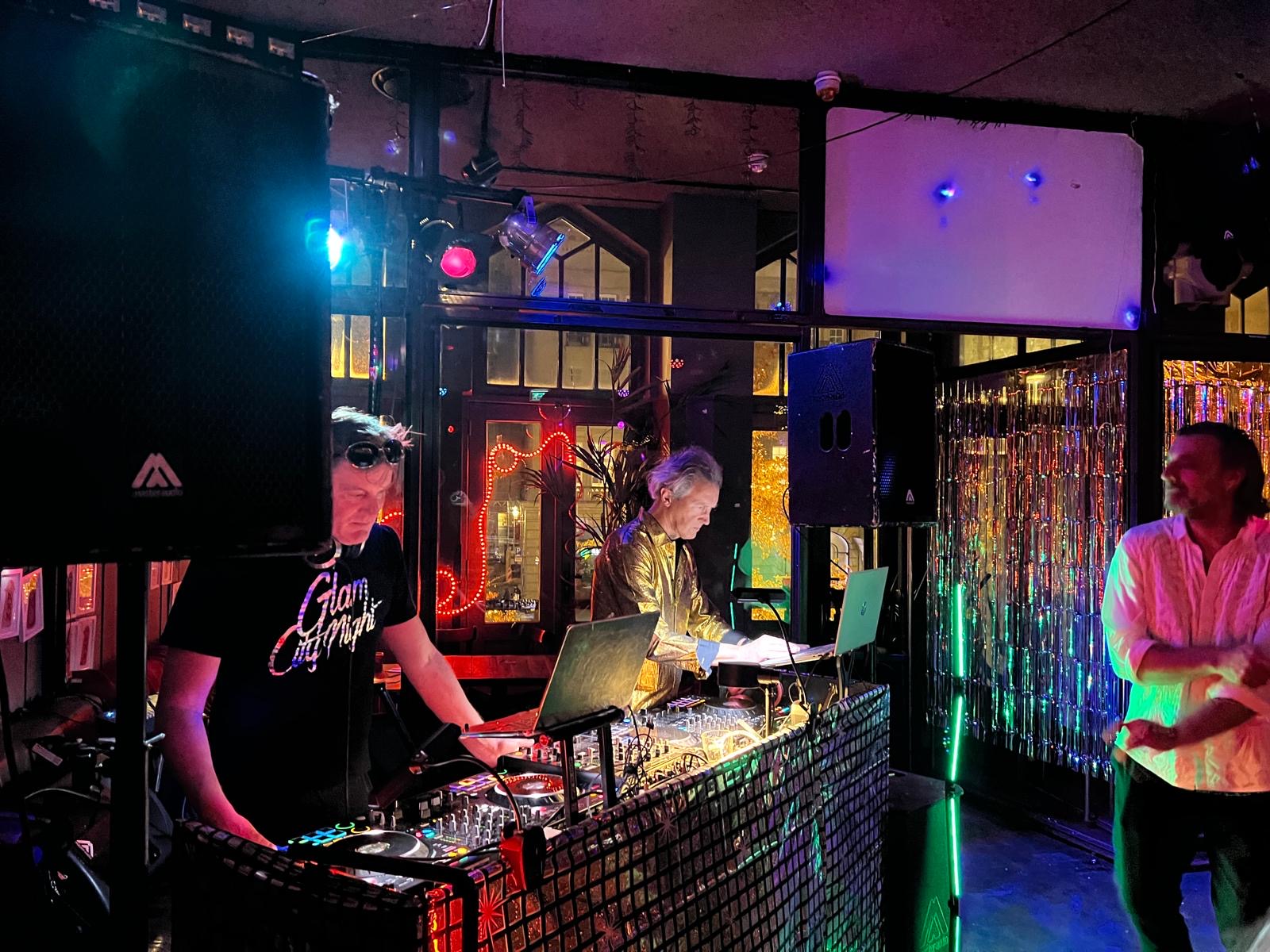 DJ's achter de draaitafels