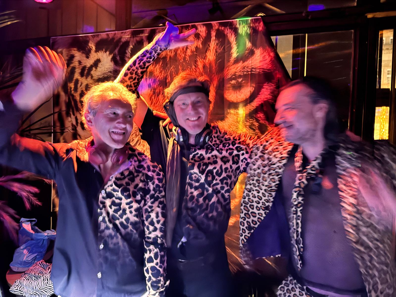 Drie dansers in luipaardprint